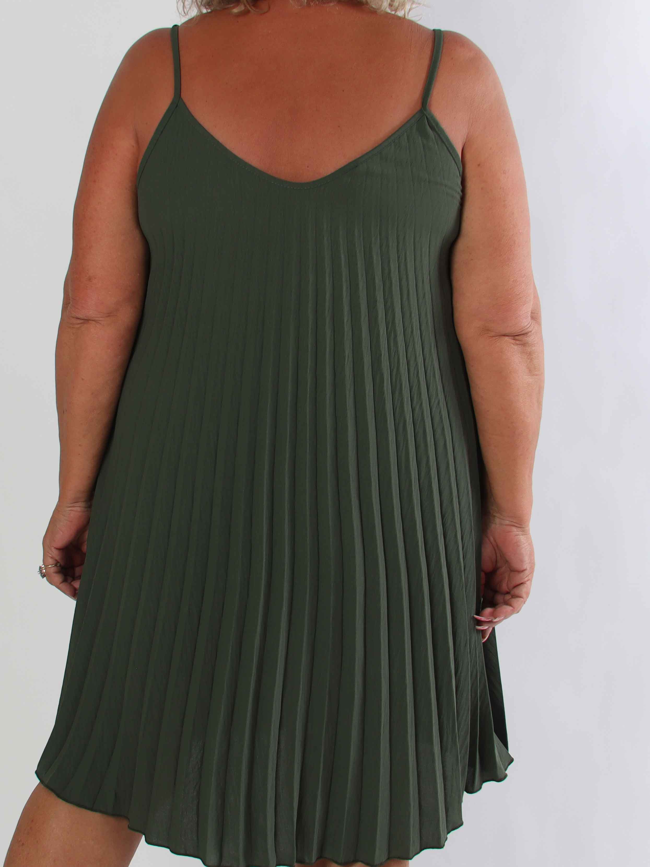 Tonia Short - Elegant plisseret plus size kjole i en blød og let viskoseblanding